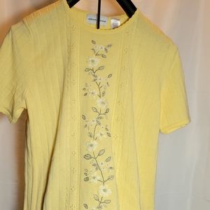 #1268 Alfred Dunner shirt sleeve yellow sweater with flowers